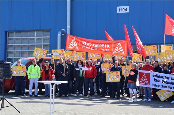 Mitarbeiter der EAFT in Emden streiken für mehr Geld oder Freizeit Warnstreik im Emder Hafen: Mitarbeiter der EAFT legten ihre Arbeit nieder.