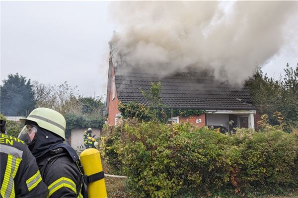 Einfamilienhaus in Tidofeld brennt