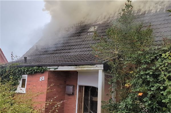 Einfamilienhaus in Tidofeld brennt