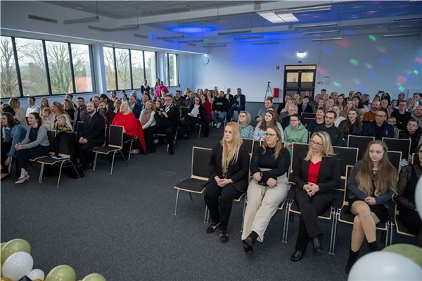 Lernen, arbeiten, Familie managen: Diese Absolventen aus Ostfriesland haben gezeigt, wie es geht