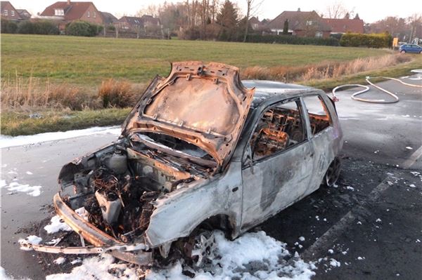 Auto brennt vollständig aus