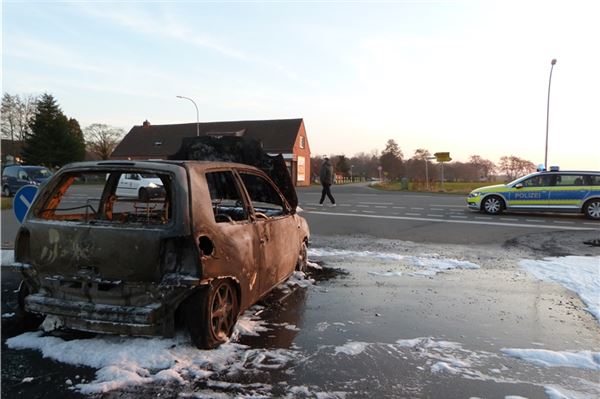 Auto brennt vollständig aus