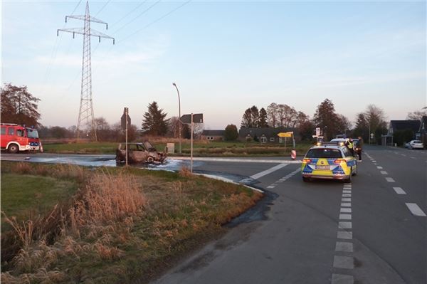 Auto brennt vollständig aus