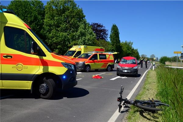 Rettungshubschrauber bei Verkehrsunfall in Grimersum im Einsatz