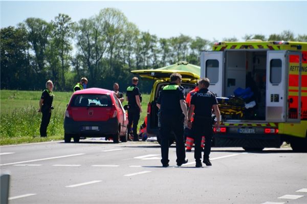 Rettungshubschrauber bei Verkehrsunfall in Grimersum im Einsatz
