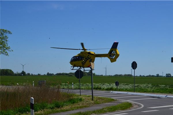 Rettungshubschrauber bei Verkehrsunfall in Grimersum im Einsatz