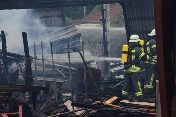 Schuppenbrand in Großheide: Feuerwehren im Großeinsatz – Ursache unklar