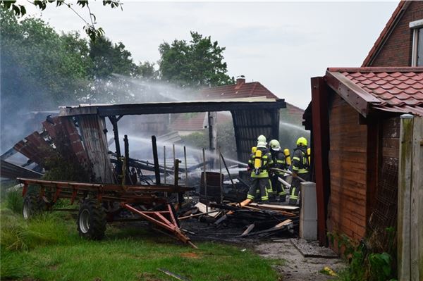 Schuppenbrand in Großheide: Feuerwehren im Großeinsatz – Ursache unklar