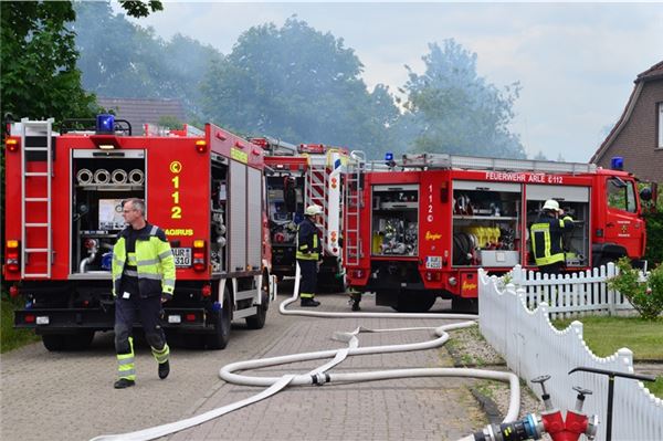 Schuppenbrand in Großheide: Feuerwehren im Großeinsatz – Ursache unklar