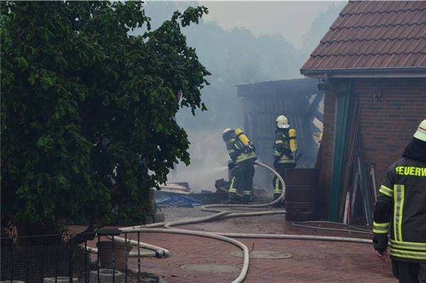 Schuppenbrand in Großheide: Feuerwehren im Großeinsatz – Ursache unklar