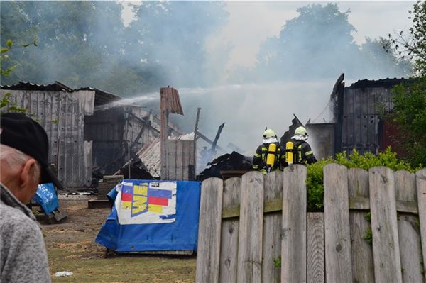 Schuppenbrand in Großheide: Feuerwehren im Großeinsatz – Ursache unklar