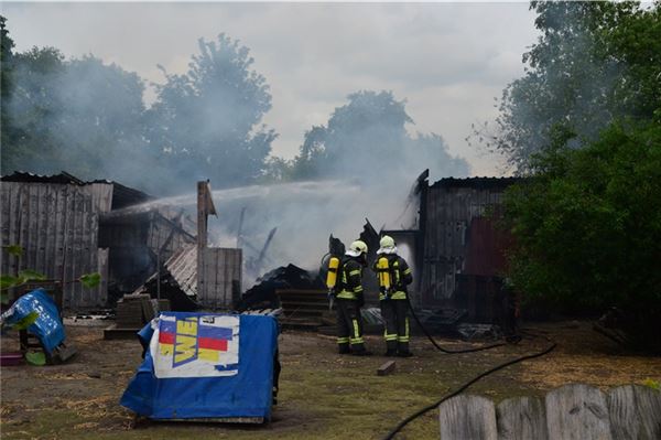 Schuppenbrand in Großheide: Feuerwehren im Großeinsatz – Ursache unklar