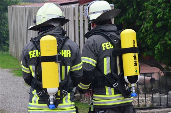 Schuppenbrand in Großheide: Feuerwehren im Großeinsatz – Ursache unklar