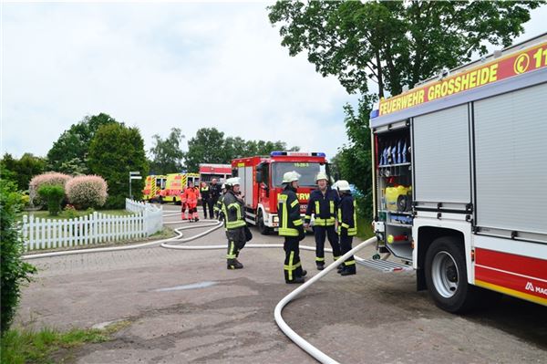 Schuppenbrand in Großheide: Feuerwehren im Großeinsatz – Ursache unklar