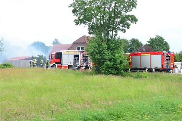 Schuppenbrand in Großheide: Feuerwehren im Großeinsatz – Ursache unklar