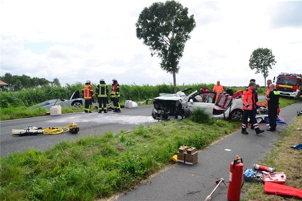 Schwerer Unfall in Norden: Eine Person lebensgefährlich verletzt – Fünf Verletzte insgesamt