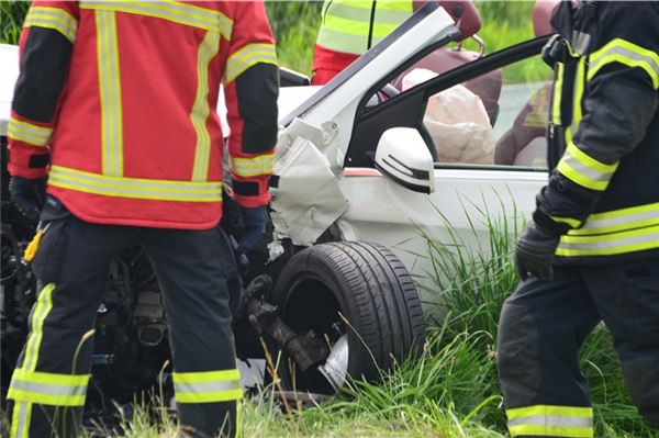Schwerer Unfall in Norden: Eine Person lebensgefährlich verletzt – Fünf Verletzte insgesamt