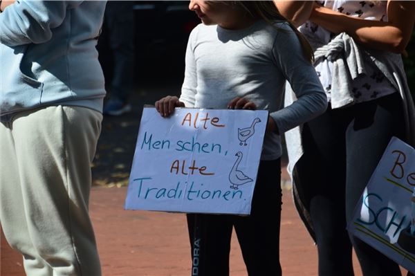 Gänse-Streit in Marienhafe: 160 Demonstranten kämpfen für Ludwig Smid
