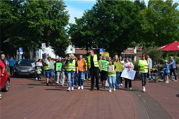 Gänse-Streit in Marienhafe: 160 Demonstranten kämpfen für Ludwig Smid