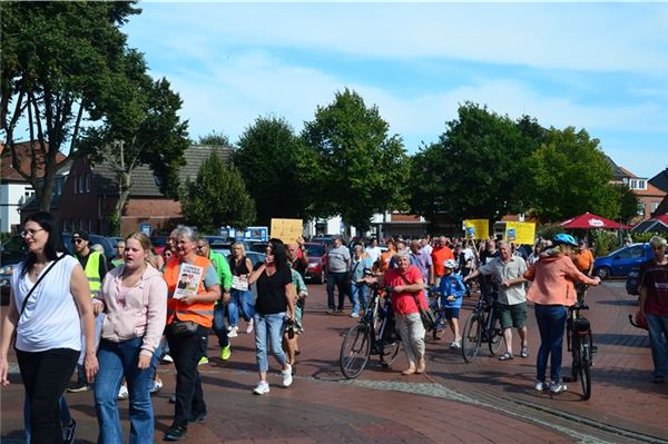 Gänse-Streit in Marienhafe: 160 Demonstranten kämpfen für Ludwig Smid