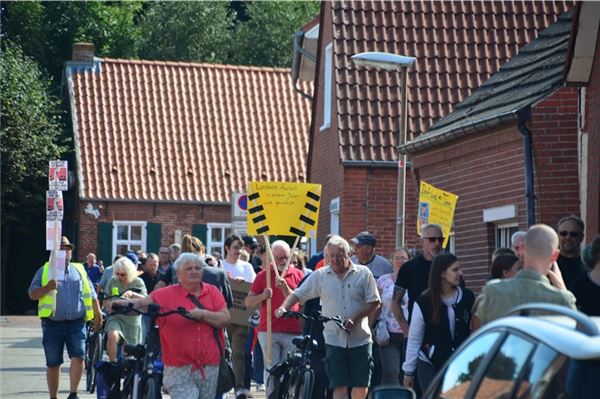 Gänse-Streit in Marienhafe: 160 Demonstranten kämpfen für Ludwig Smid