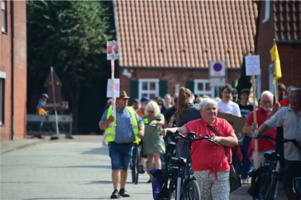 Gänse-Streit in Marienhafe: 160 Demonstranten kämpfen für Ludwig Smid