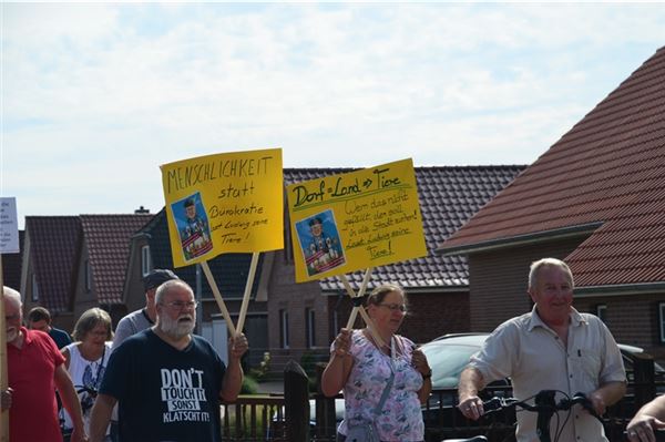 Gänse-Streit in Marienhafe: 160 Demonstranten kämpfen für Ludwig Smid