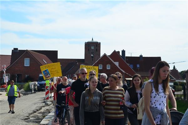 Gänse-Streit in Marienhafe: 160 Demonstranten kämpfen für Ludwig Smid