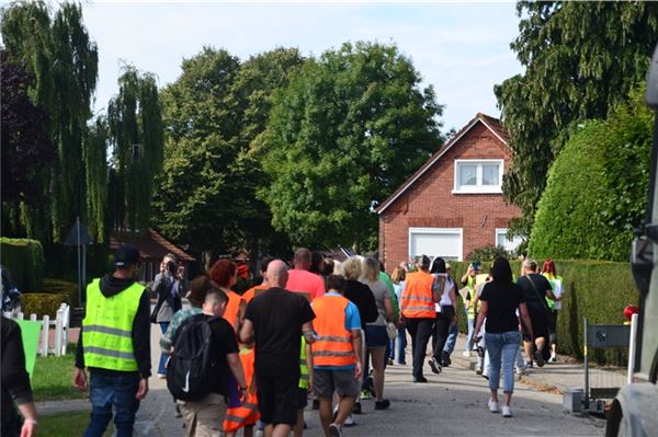 Gänse-Streit in Marienhafe: 160 Demonstranten kämpfen für Ludwig Smid