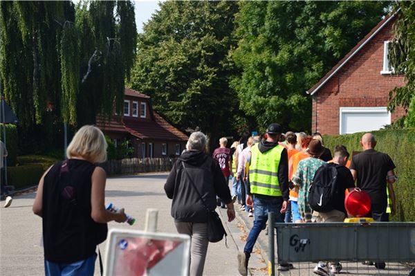 Gänse-Streit in Marienhafe: 160 Demonstranten kämpfen für Ludwig Smid