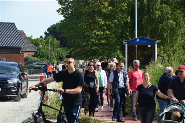 Gänse-Streit in Marienhafe: 160 Demonstranten kämpfen für Ludwig Smid
