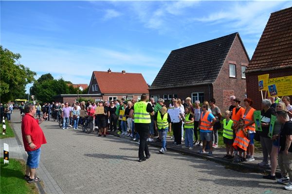 Gänse-Streit in Marienhafe: 160 Demonstranten kämpfen für Ludwig Smid
