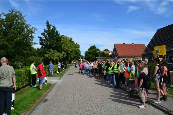 Gänse-Streit in Marienhafe: 160 Demonstranten kämpfen für Ludwig Smid
