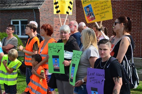Gänse-Streit in Marienhafe: 160 Demonstranten kämpfen für Ludwig Smid