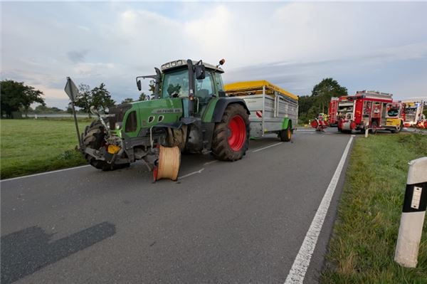Zusammenstoß mit Trecker: Autofahrer muss von Feuerwehr befreit werden