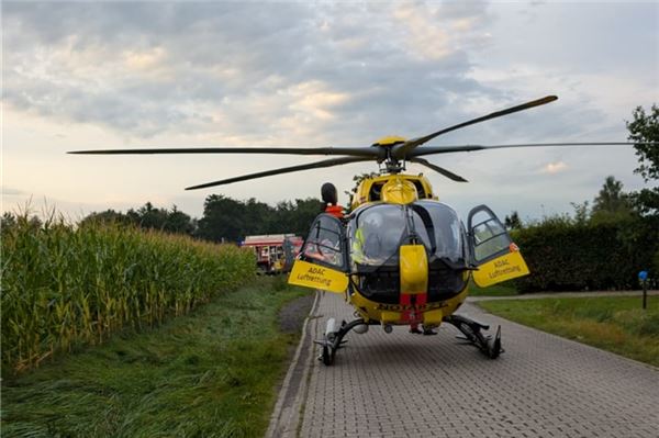 Zusammenstoß mit Trecker: Autofahrer muss von Feuerwehr befreit werden