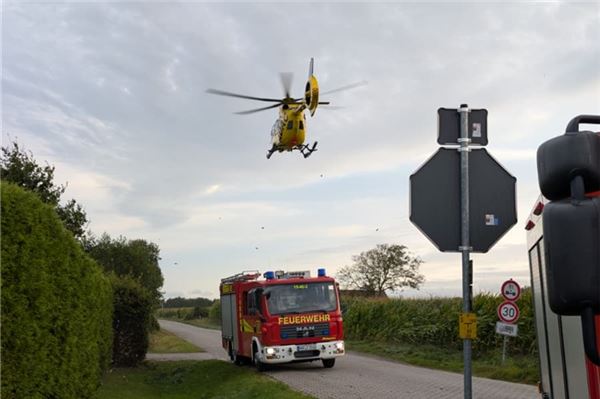 Zusammenstoß mit Trecker: Autofahrer muss von Feuerwehr befreit werden