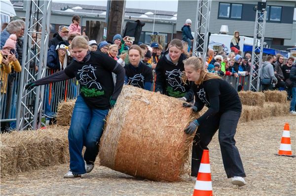 14. Ostfriesische Strohballen-Rollmeisterschaft in Dornumersiel