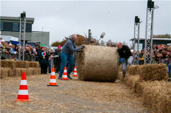 14. Ostfriesische Strohballen-Rollmeisterschaft in Dornumersiel
