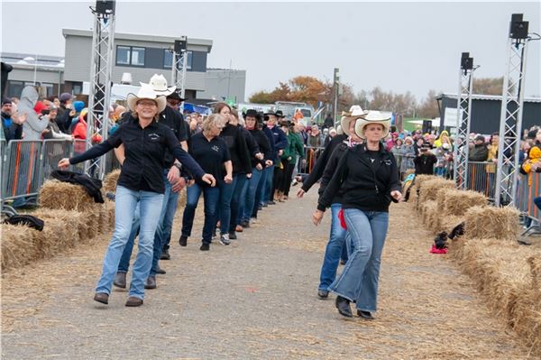 14. Ostfriesische Strohballen-Rollmeisterschaft in Dornumersiel