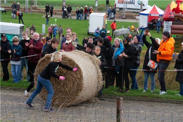 14. Ostfriesische Strohballen-Rollmeisterschaft in Dornumersiel