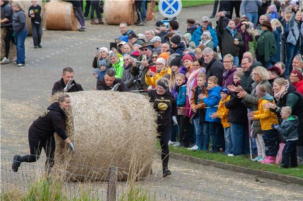 14. Ostfriesische Strohballen-Rollmeisterschaft in Dornumersiel
