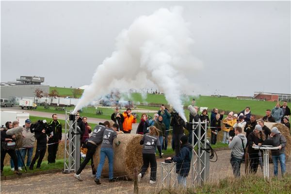 14. Ostfriesische Strohballen-Rollmeisterschaft in Dornumersiel