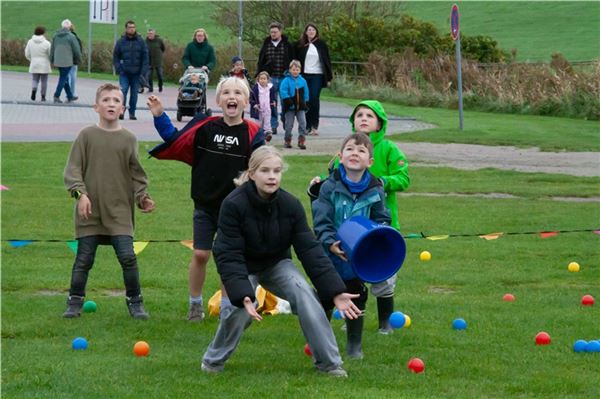 14. Ostfriesische Strohballen-Rollmeisterschaft in Dornumersiel