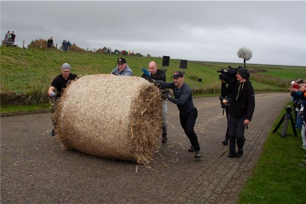 14. Ostfriesische Strohballen-Rollmeisterschaft in Dornumersiel