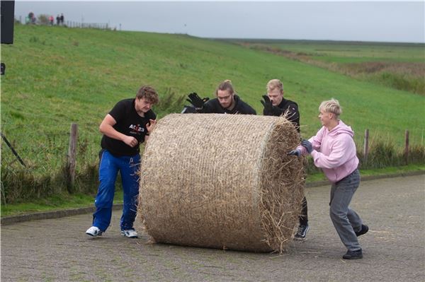 14. Ostfriesische Strohballen-Rollmeisterschaft in Dornumersiel