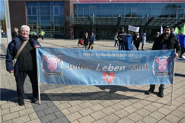 Tierschützer gehen in Aurich auf die Straße
