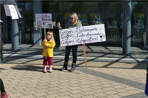 Tierschützer gehen in Aurich auf die Straße