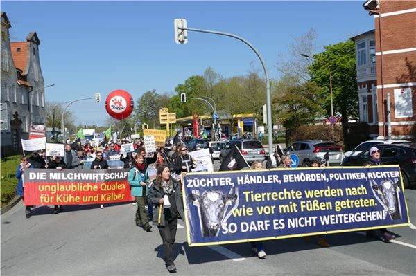 Tierschützer gehen in Aurich auf die Straße