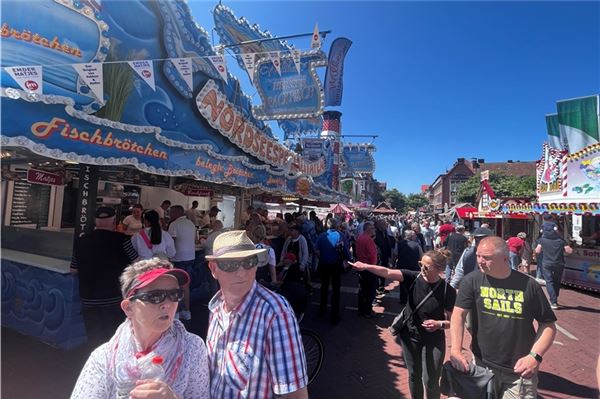 Schon Tausende auf dem Matjesfest in Emden